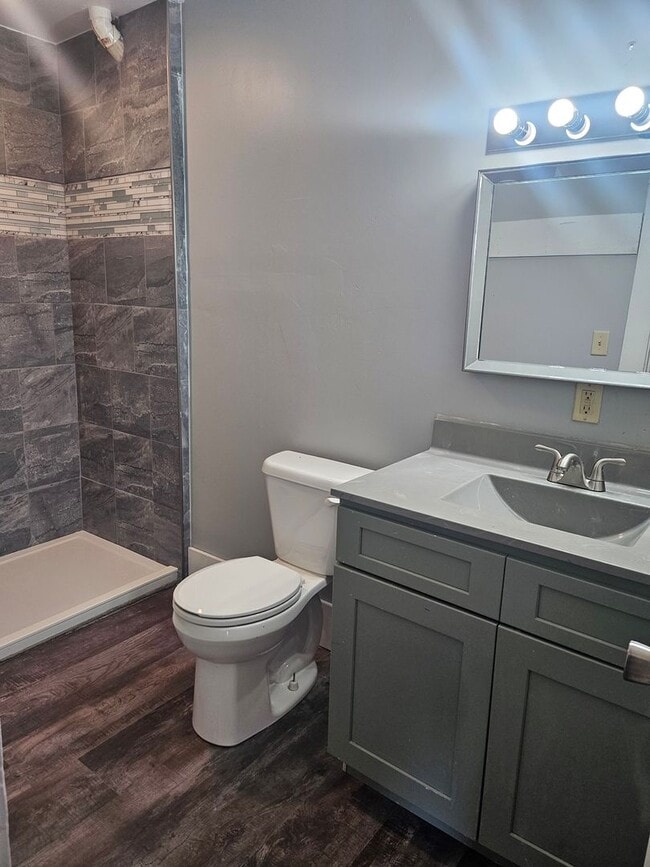 Building Photo - 2 bed apartment with a private back porch