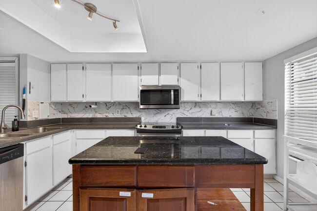 Building Photo - Cozy 3 Bedroom Available in Tampa!