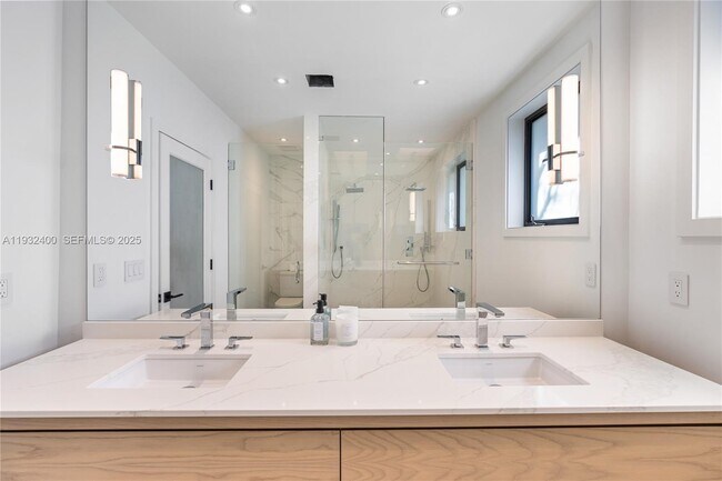 Building Photo - 2489 Meridian Ave