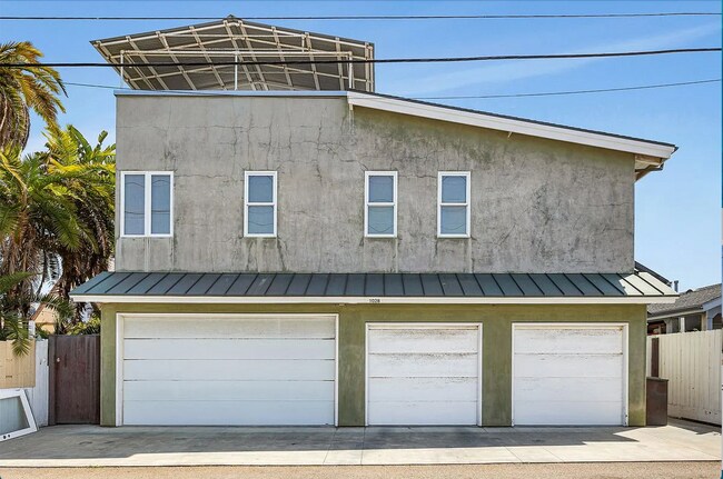 Building Photo - Vintage Beach Bungalow
