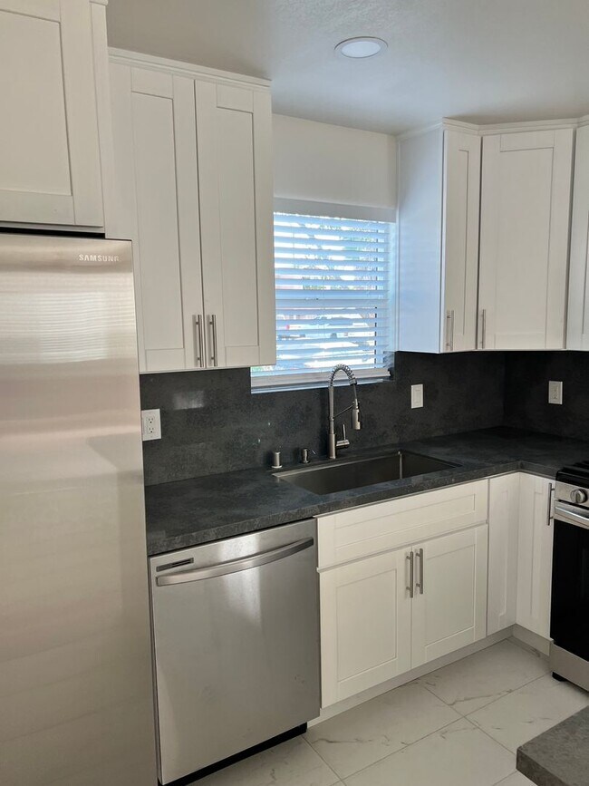 Building Photo - $2,700 - 2 Bed 1 Bath House in San Diego