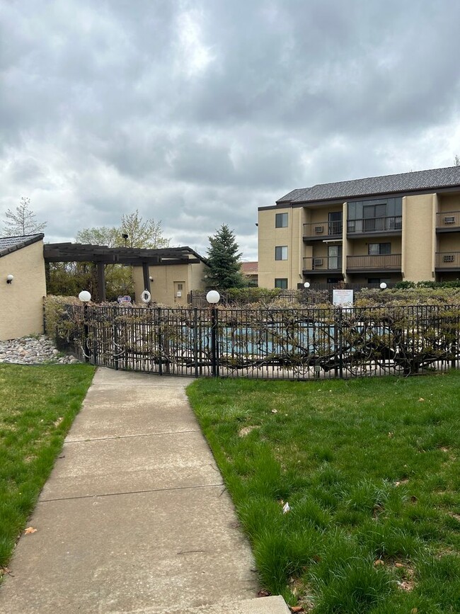 Building Photo - NEWLY RENNOVATED 2 Bed / 1 Bath Condo w/ B...