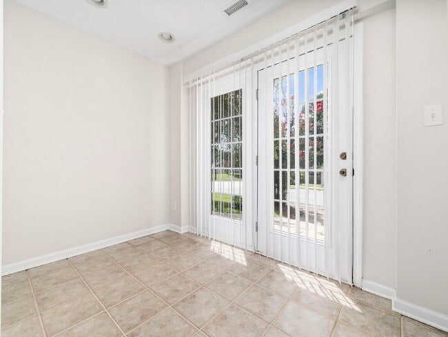 Building Photo - Spacious and Move-In Ready Home! - Fenced Yard!