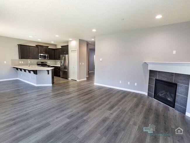 Building Photo - Spacious 4 Bedroom Home with Solar Power N...