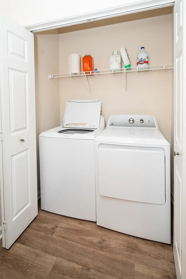 Building Photo - Room in House on Harmony Ct