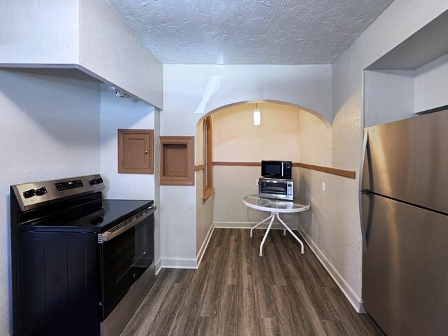 Building Photo - 540 Van Buren St