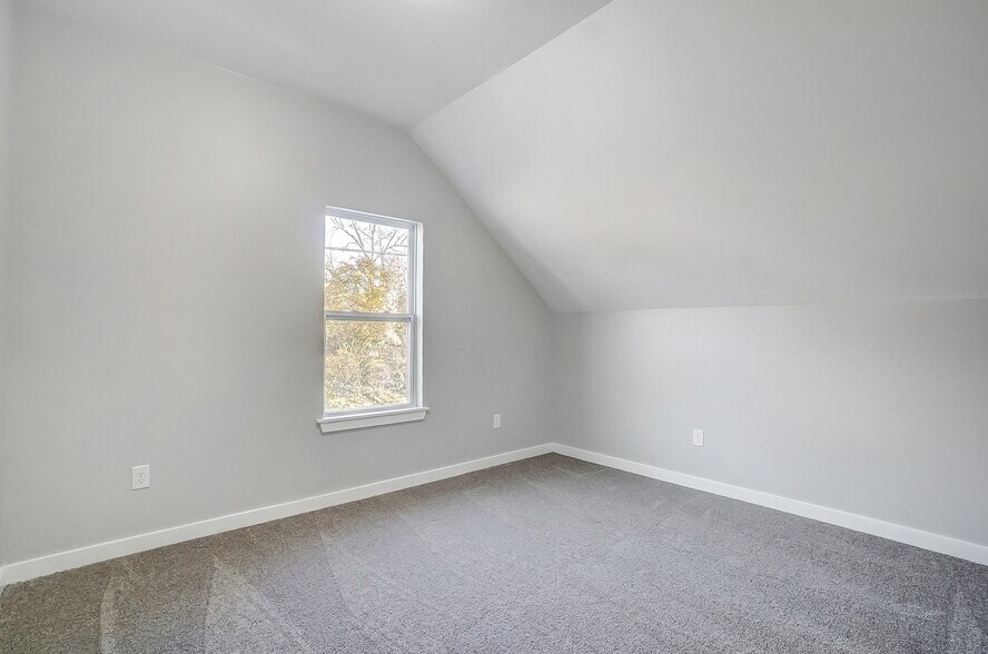 Upstairs bedroom4 - 102 S Liberty St
