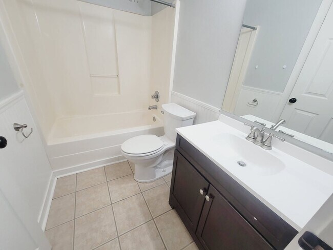 Building Photo - LOVELY 3/2 w/ Screened Porch, New Carpet in Bedrooms, Washer/Dryer, & Privacy Fenced Yard! Includ...