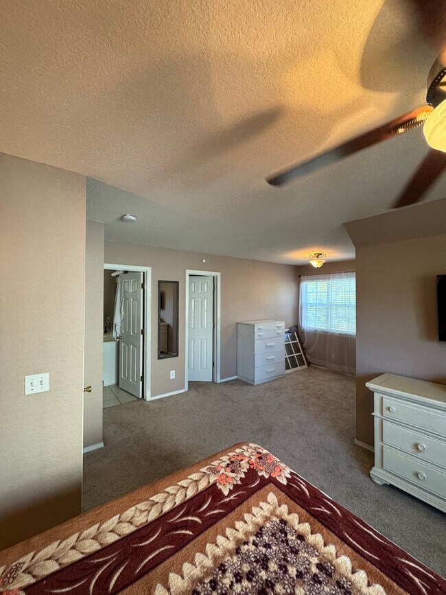 Building Photo - Three Bedroom Two Bathroom Available in Okatie!