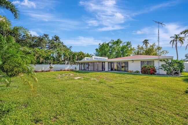 Building Photo - Beautiful West of the Trail 3-Bed/2-Bath H...