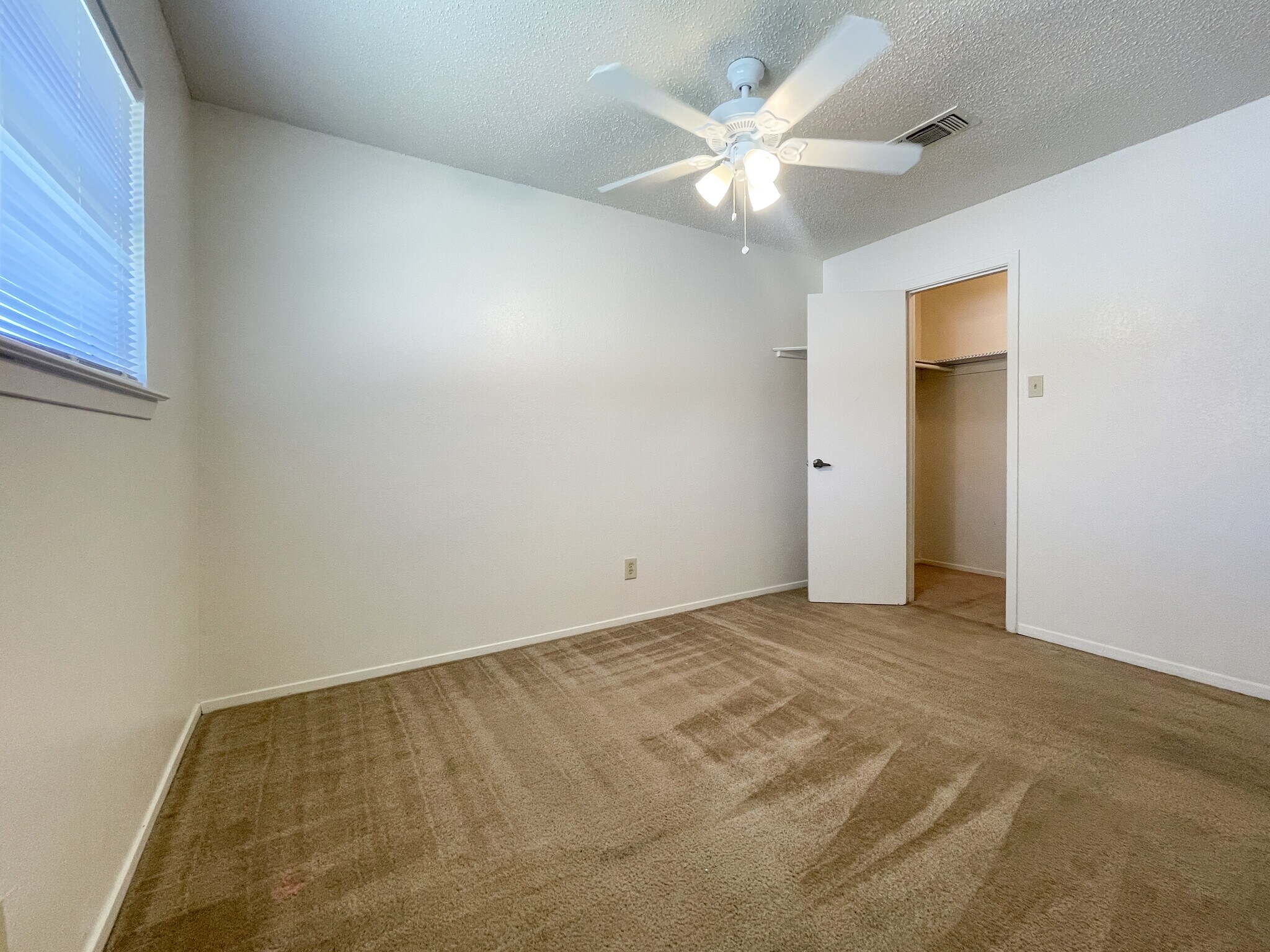 Building Photo - 105 Lindenwood Ln N