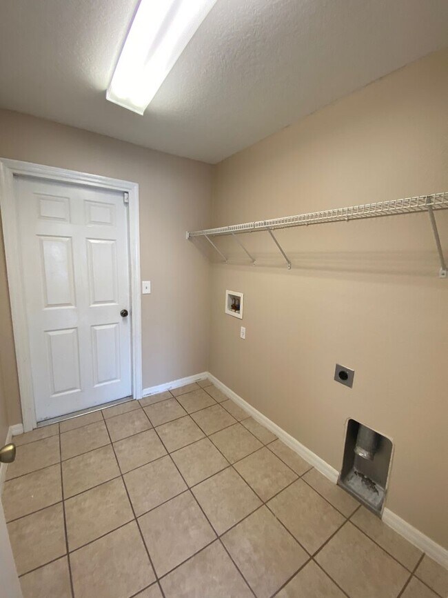 Building Photo - SILVER SPRINGS SHORES 3/2/2 - *WON'T LAST*