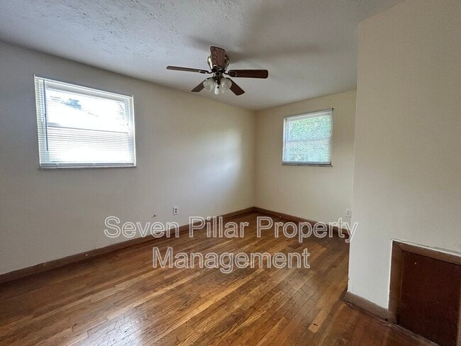 Building Photo - 323 S Napoleon Ave