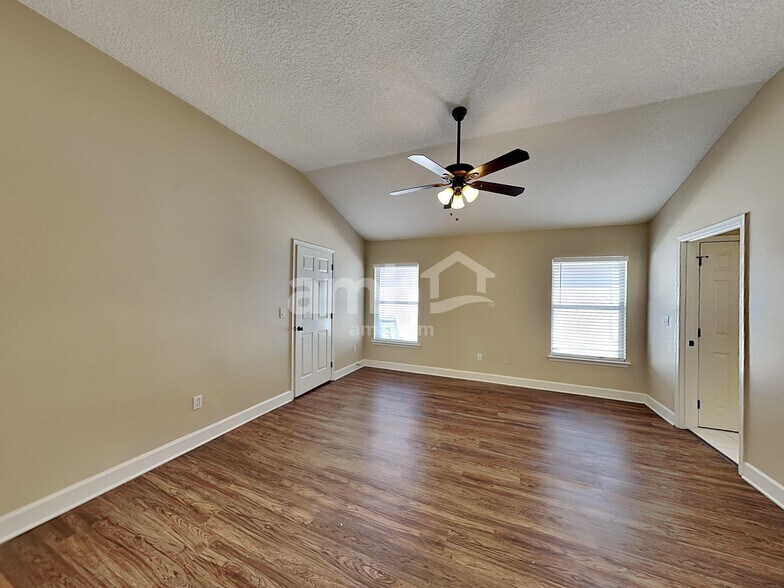 Building Photo - 805 Putters Green Way N