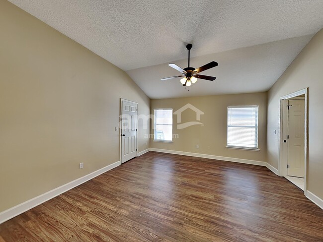 Building Photo - 805 Putters Green Way N