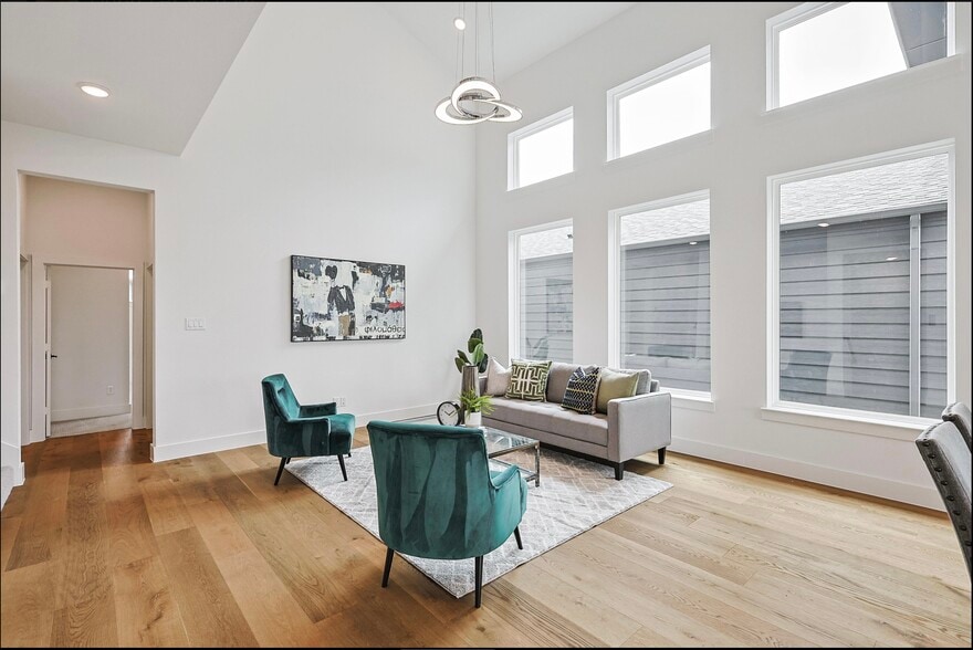 Living Lvl2 - 7621 Hewitt