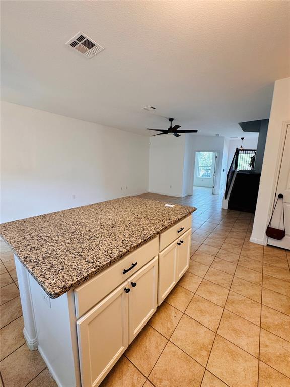 Building Photo - 402 Crater Lake Dr