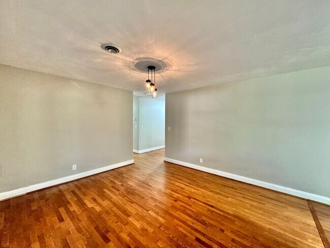 Building Photo - Recently Updated 4-Bedroom Ranch Home w/a 2 Bedroom Guest Cottage! Ready 04-23-26! Pet Friendly Home