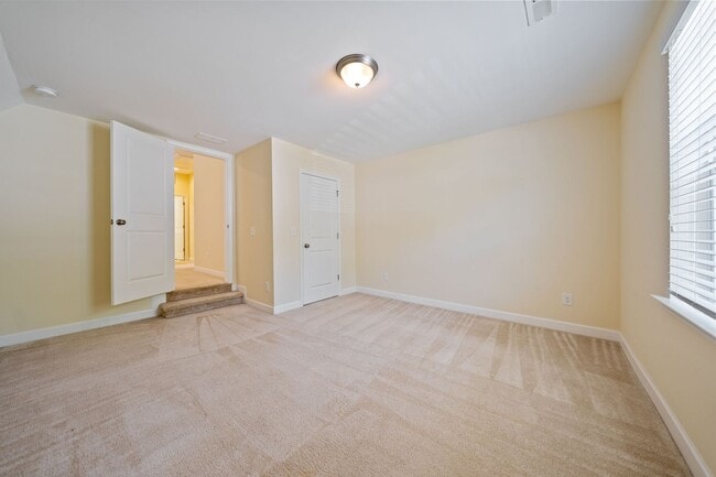 Building Photo - Available June 1!! Beautiful and Bright 4 Bedroom + 2.5 bath home with Loft & Open Floor Plan!