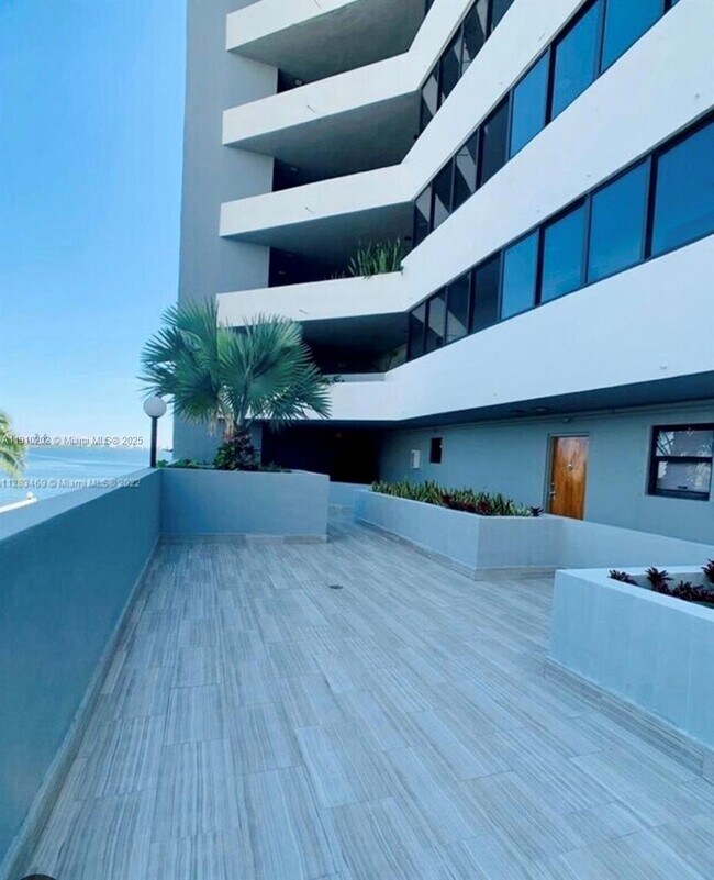 Building Photo - 555 NE 30th St