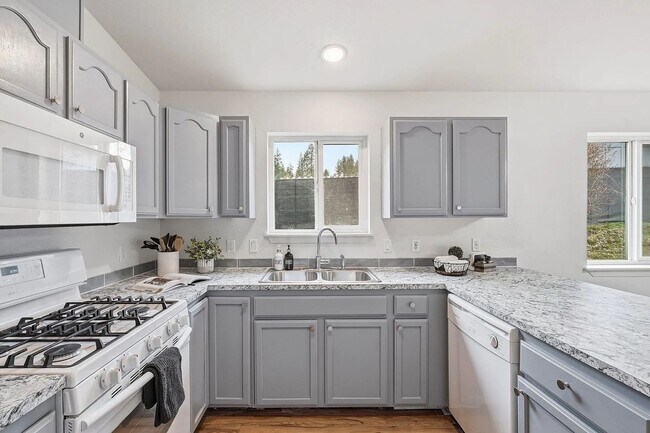 Building Photo - Spacious 4-Bed / 3-Bath South Hill Home — Views, Central A/C, Attached Garage