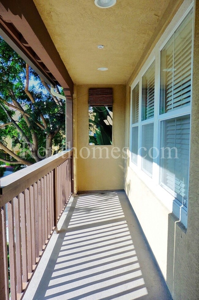 Building Photo - Torrey Highlands, 7750 Via Belfiore #4, AC, Fireplace, Garage, Community Pool and Spa!