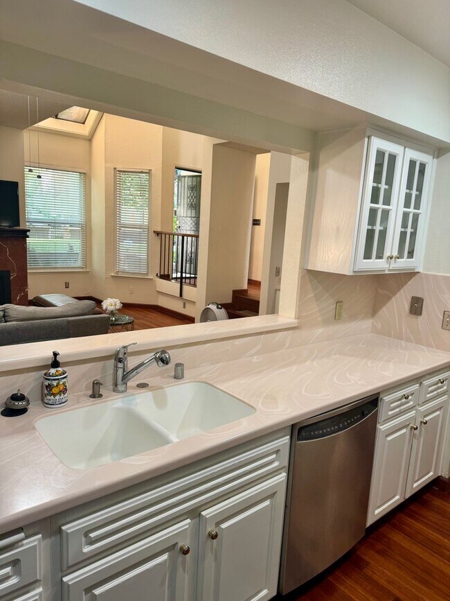 Building Photo - 2 Bedroom, 2 Bath Condo