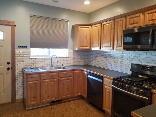 Building Photo - Adorable 2 Bedroom House- Great Location!