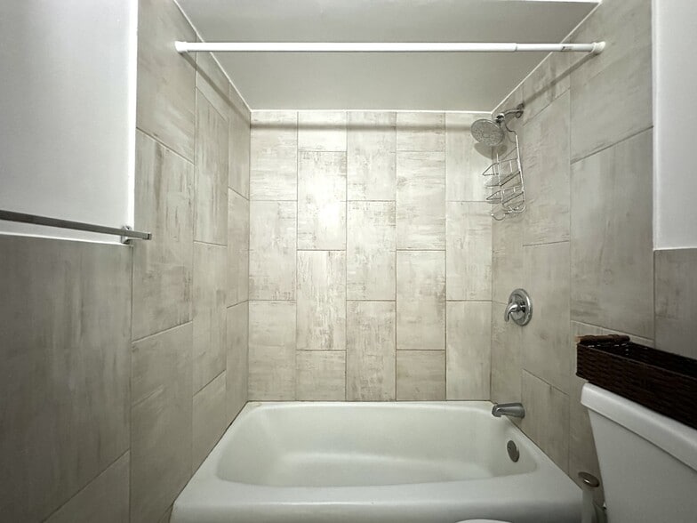 Building Photo - 3710 N Pine Grove Ave