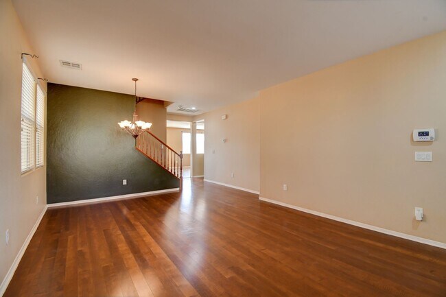 Building Photo - 4 Bed 3 Bath With Huge Loft