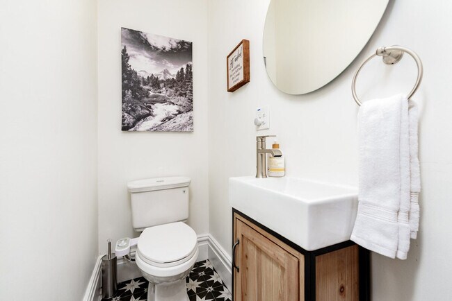 Building Photo - 3971 Juniata St