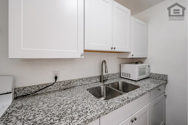 Building Photo - 1Bed/1Bath House at 32nd St/Thomas! Ready for Immediate Move-In! -- NO HOA!