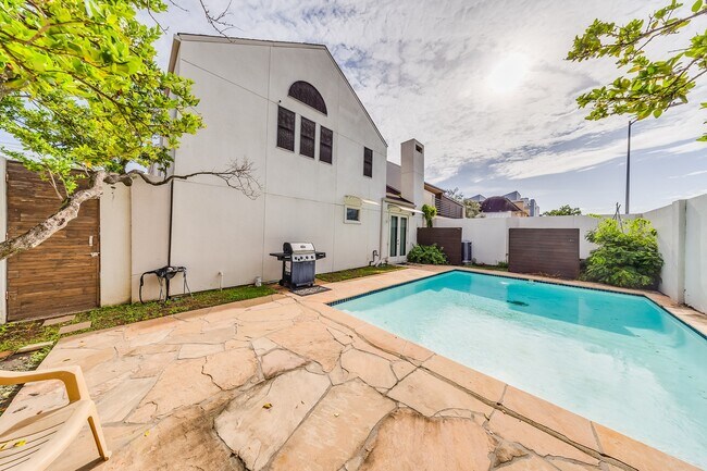 Building Photo - 2819 Bering Dr