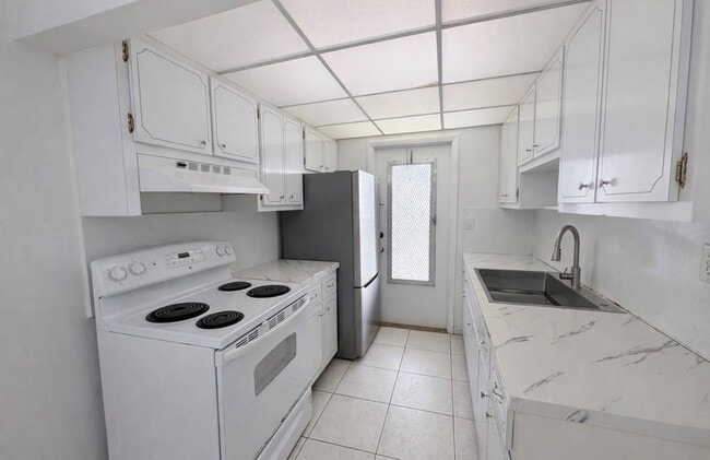 Building Photo - 1855 Plunkett St