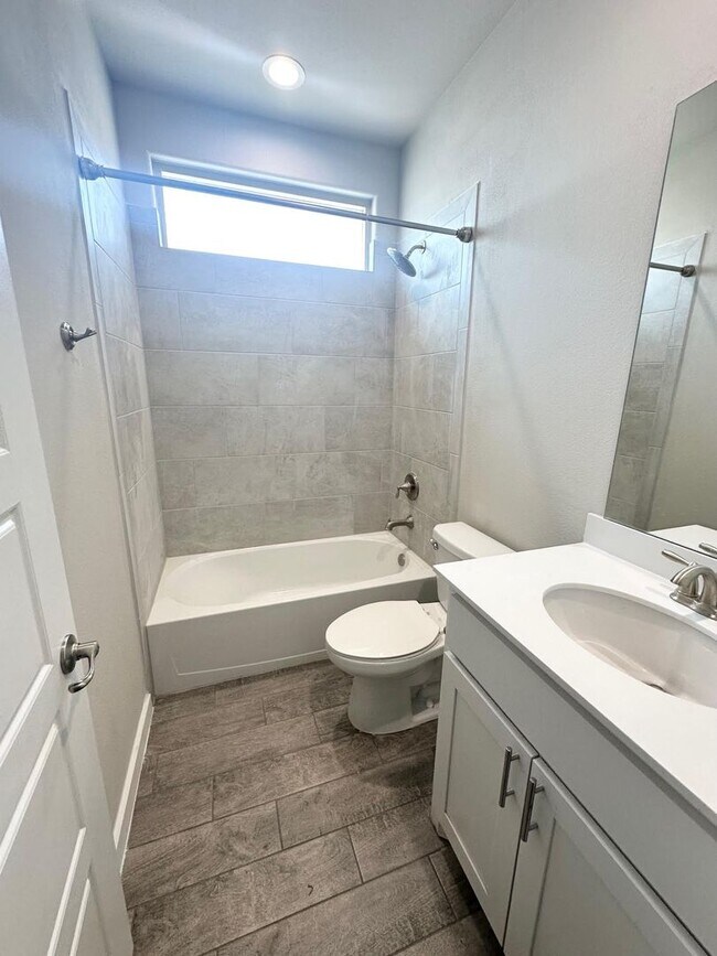 Building Photo - 5 Bedroom 4 Bathroom Ready to Rent ASAP!