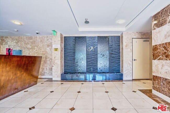 Building Photo - 702 Serrano Ave
