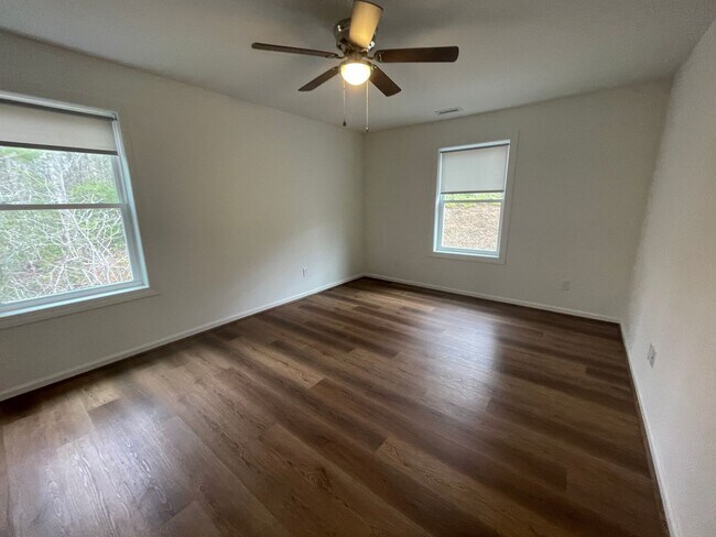Building Photo - 350 Pinewood Circle