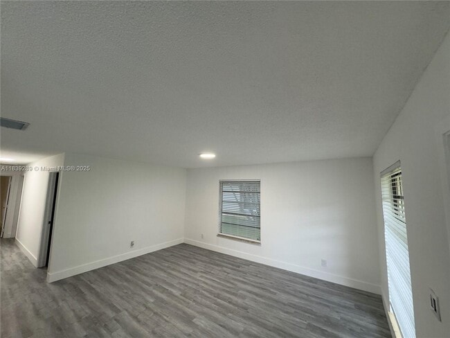 Building Photo - 3658 E Bell Dr