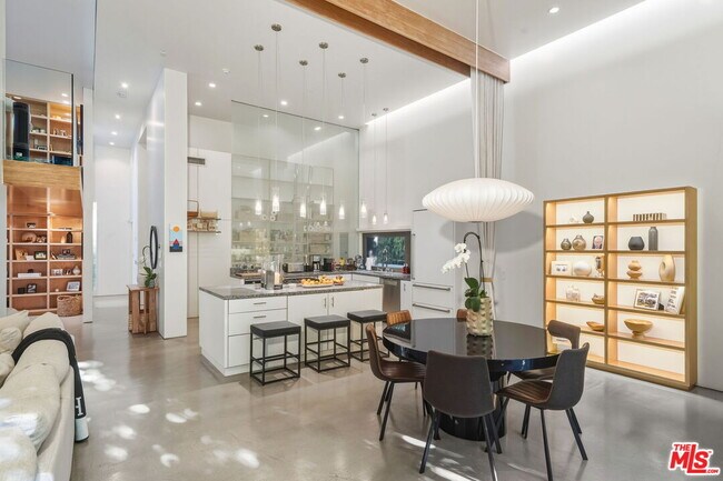 Building Photo - 1849 Fox Hills Dr