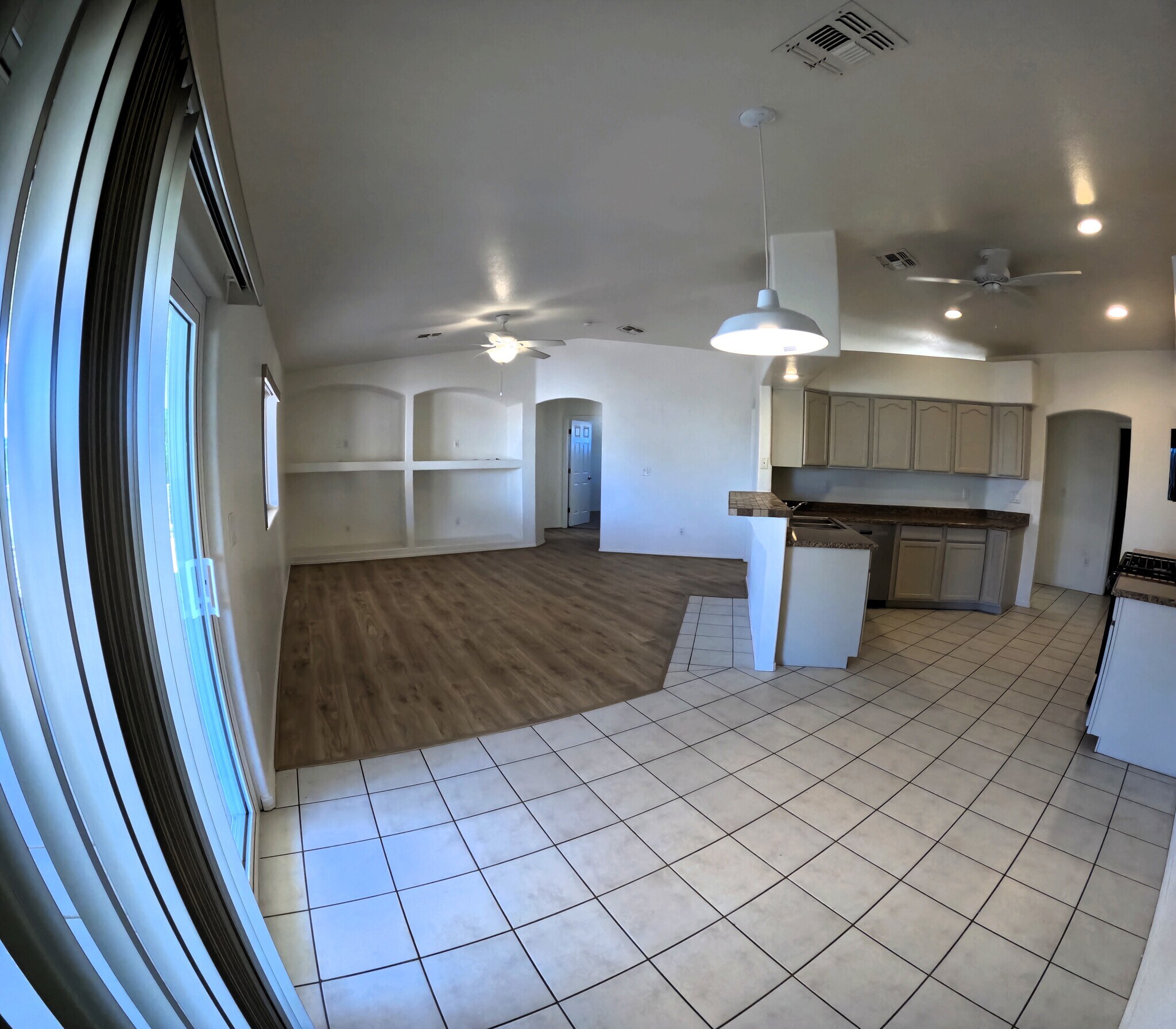 Building Photo - 2112 E Desert Lakes Dr