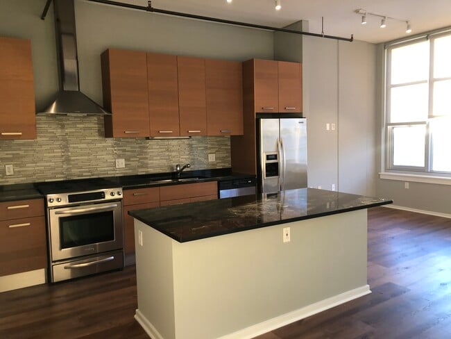 Building Photo - 1136 S Delano Ct W