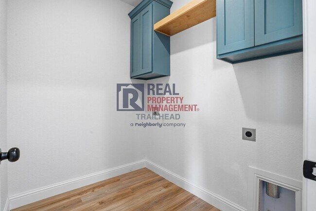 Building Photo - Luxury-Inspired 4-Bedroom Home with Distinctive Interior Design