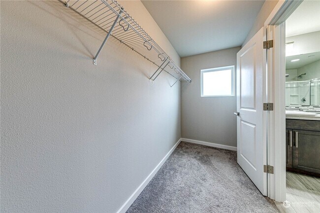 Building Photo - Duplex Style CONDO - 3 Bed 2.5b Bath Fully...
