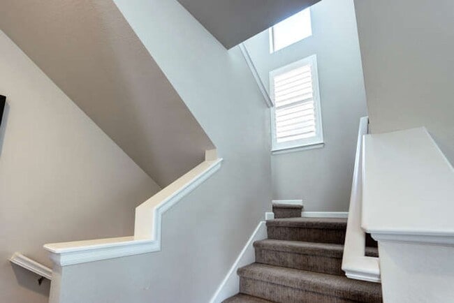Building Photo - Evolve Real Estate: AVAILABLE 8/1/25! Stun...
