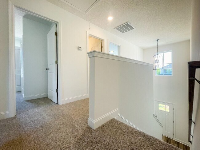 Building Photo - 549 Meloney Dr