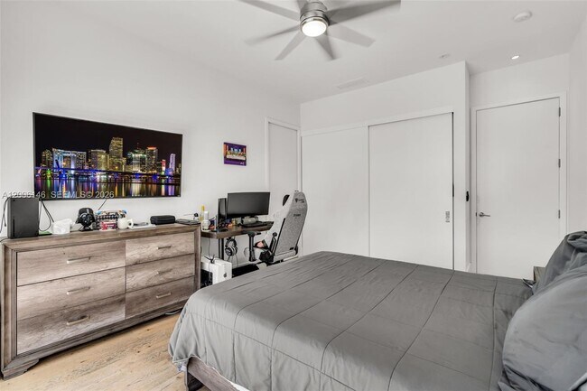 Building Photo - 230 W McIntyre St