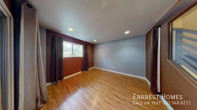 Building Photo - 11622 Oxnard St