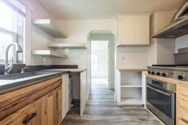 Building Photo - COUNTRY LIVING - 3 Bed 1 Bath with a 1 sta...