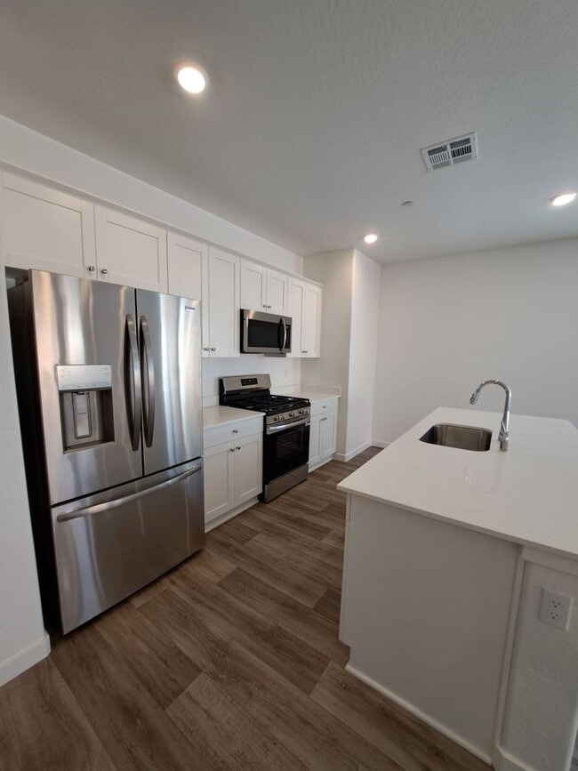 Building Photo - RENT REDUCED TO $2395 & MOVE IN SPECIAL: $1000 OFF THE 1ST MONTH'S RENT! Spacious 3BR/2BA Home wi...