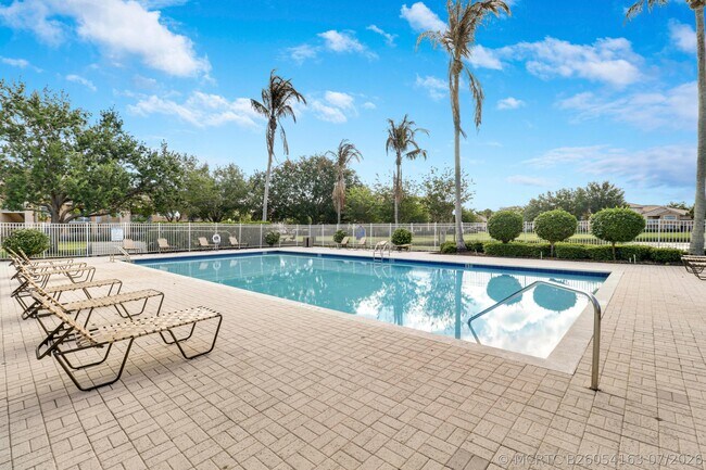 Building Photo - 121 SW Palm Dr